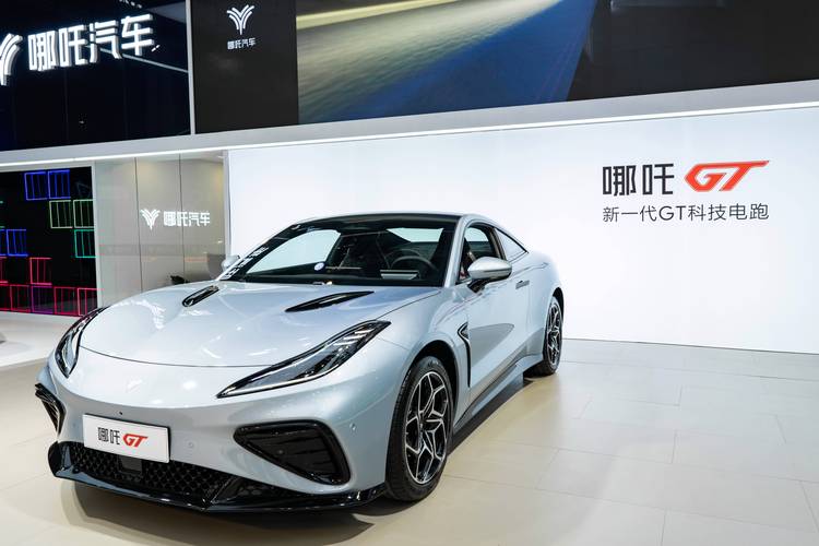 佛山44哪吒汽车在智能汽车领域的表现，领途汽车在新能源汽车市场中的影响力